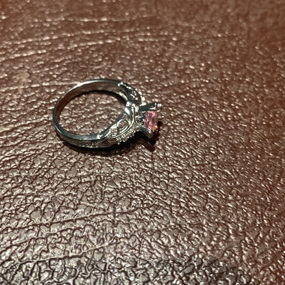 Womans ring - Picture 3 of 4